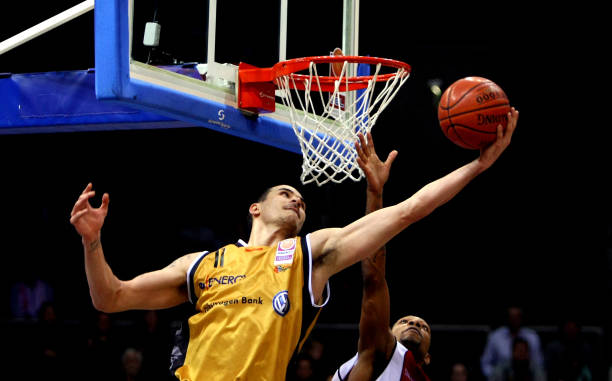 后者一脚低 后者一脚低